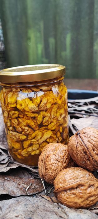 Волоські горіхи з медом
