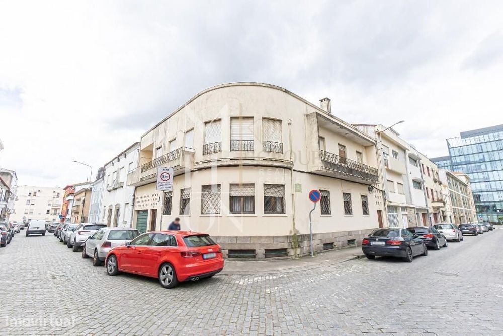 Moradia bifamiliar com entradas independentes T4 na Boavista