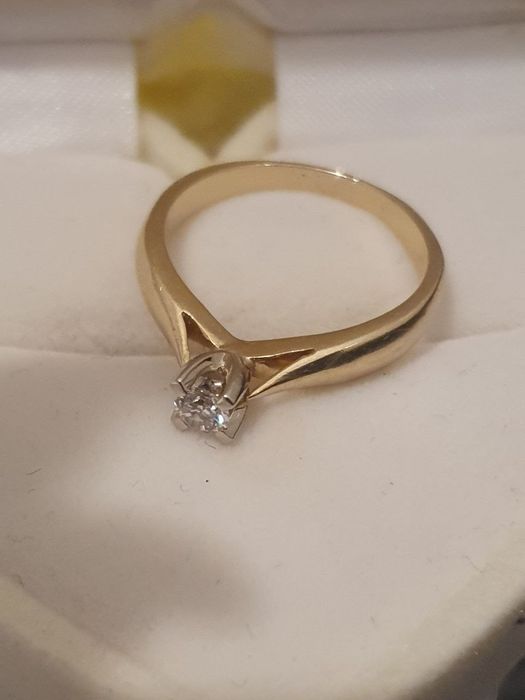 Золотое кольцо с бриллиантом