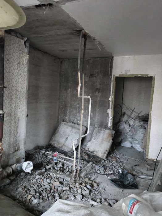 Демонтаж сантехкабіни, плитки, стяжки, паркету, штукатурки, стін .