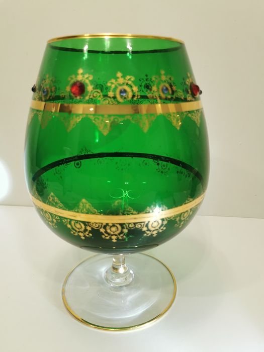 Boho. Szmaragdowe szkło, kielich bogato złocony.Antyk. 5L.