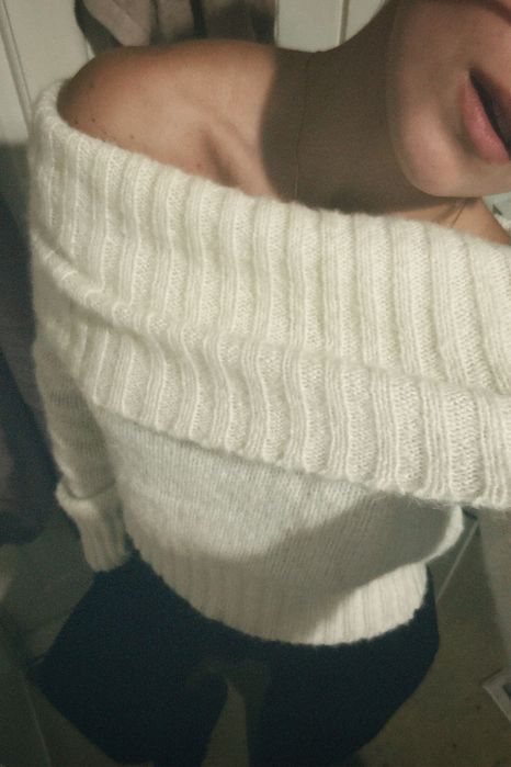 Светр жіночий з відкритими плечима Bershka