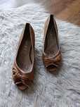 Buty na koturnie z odkrytym palcem