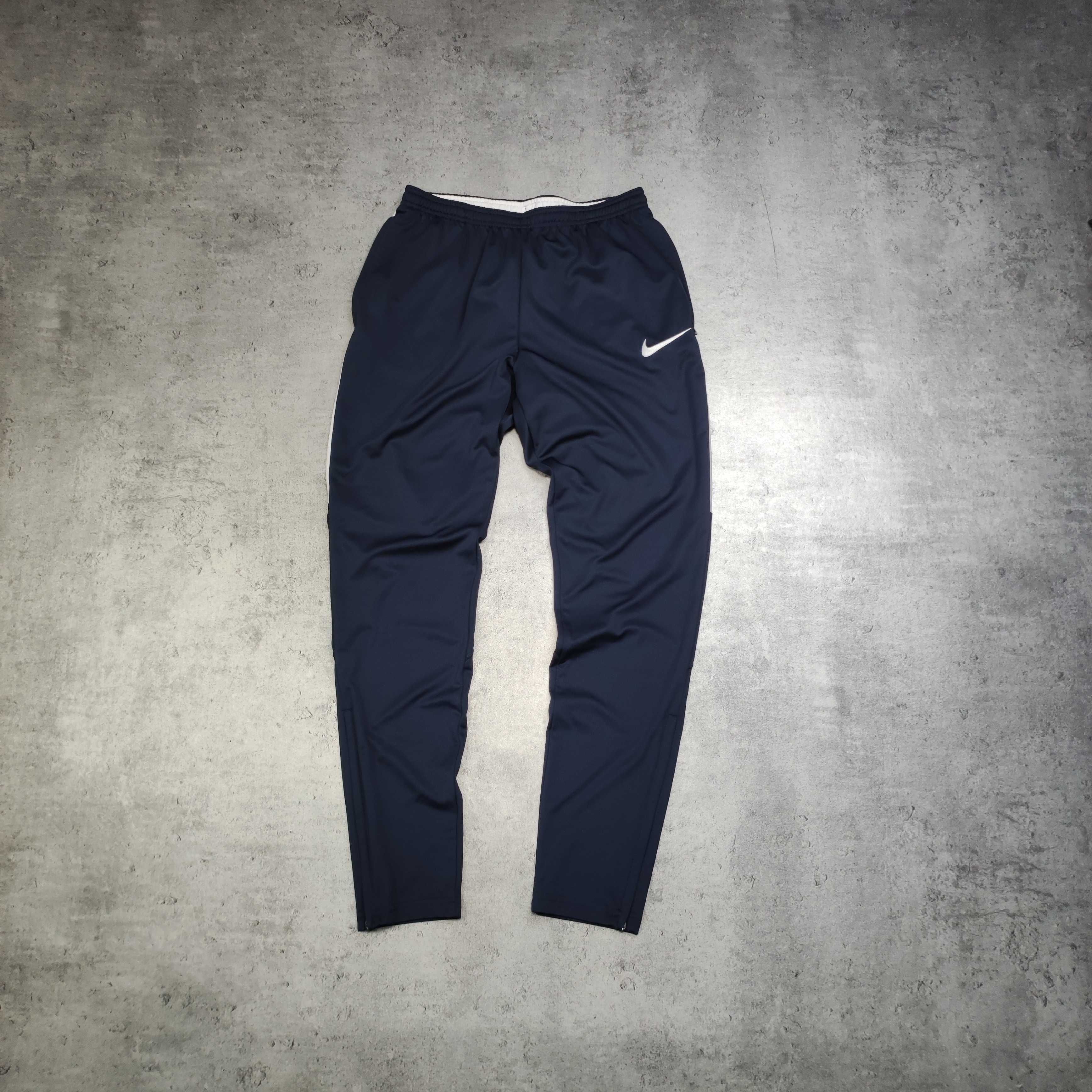 MĘSKIE Eleganckie Spodnie Dresowe Granatowe Lampas Nike Haft Dri-Fit
