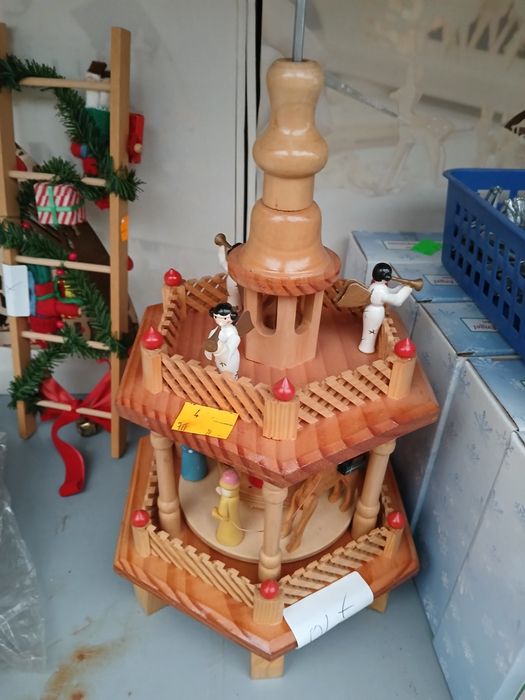 Wieża drewniana szopka bozonarodzeniowa
