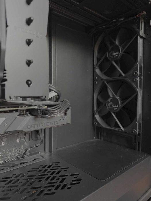 Ultracichy, wydajny komputer (nie tylko) do gier, stan idealny Fractal