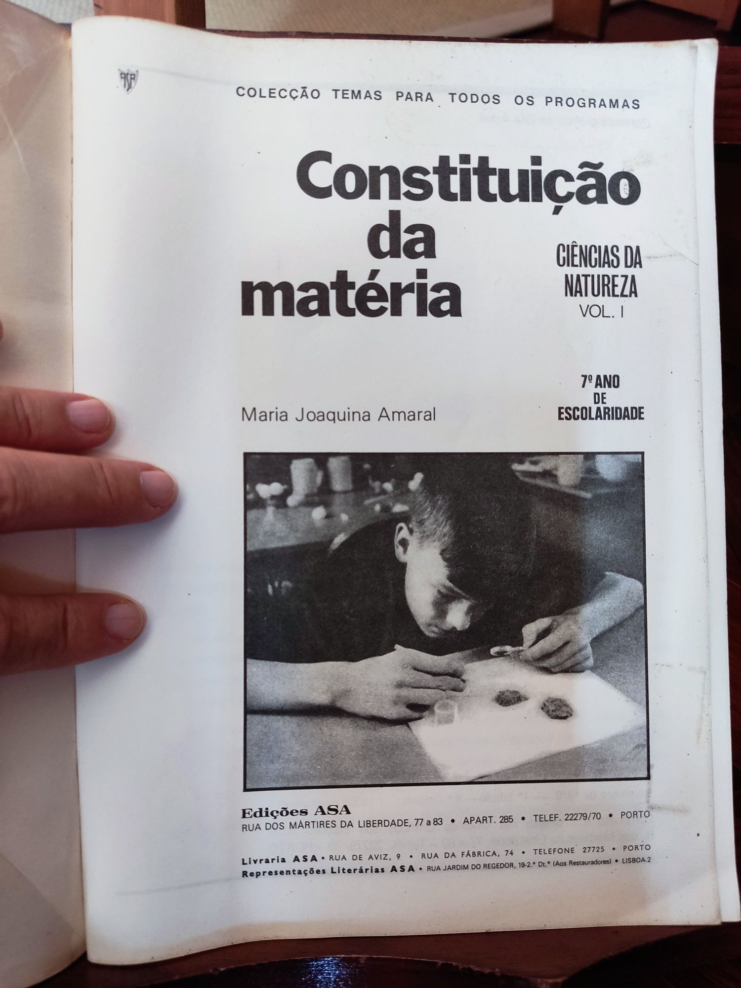 Livro Constituição da Matéria, antigo, do 7 ano em 1978