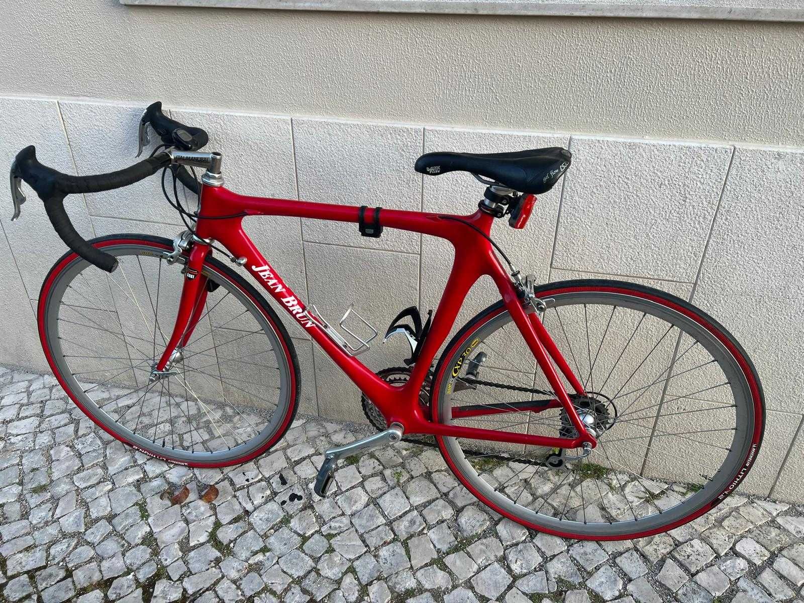 Bicicleta de estrada em Carbono.