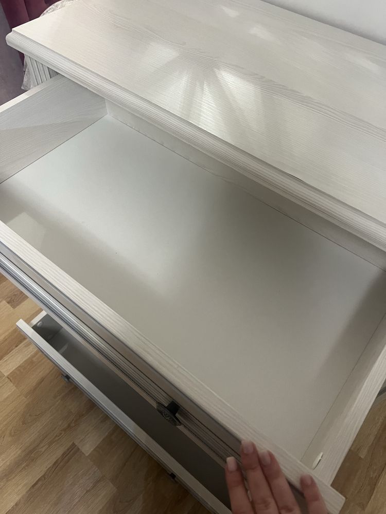 Продам комод для речей із перегородкою.