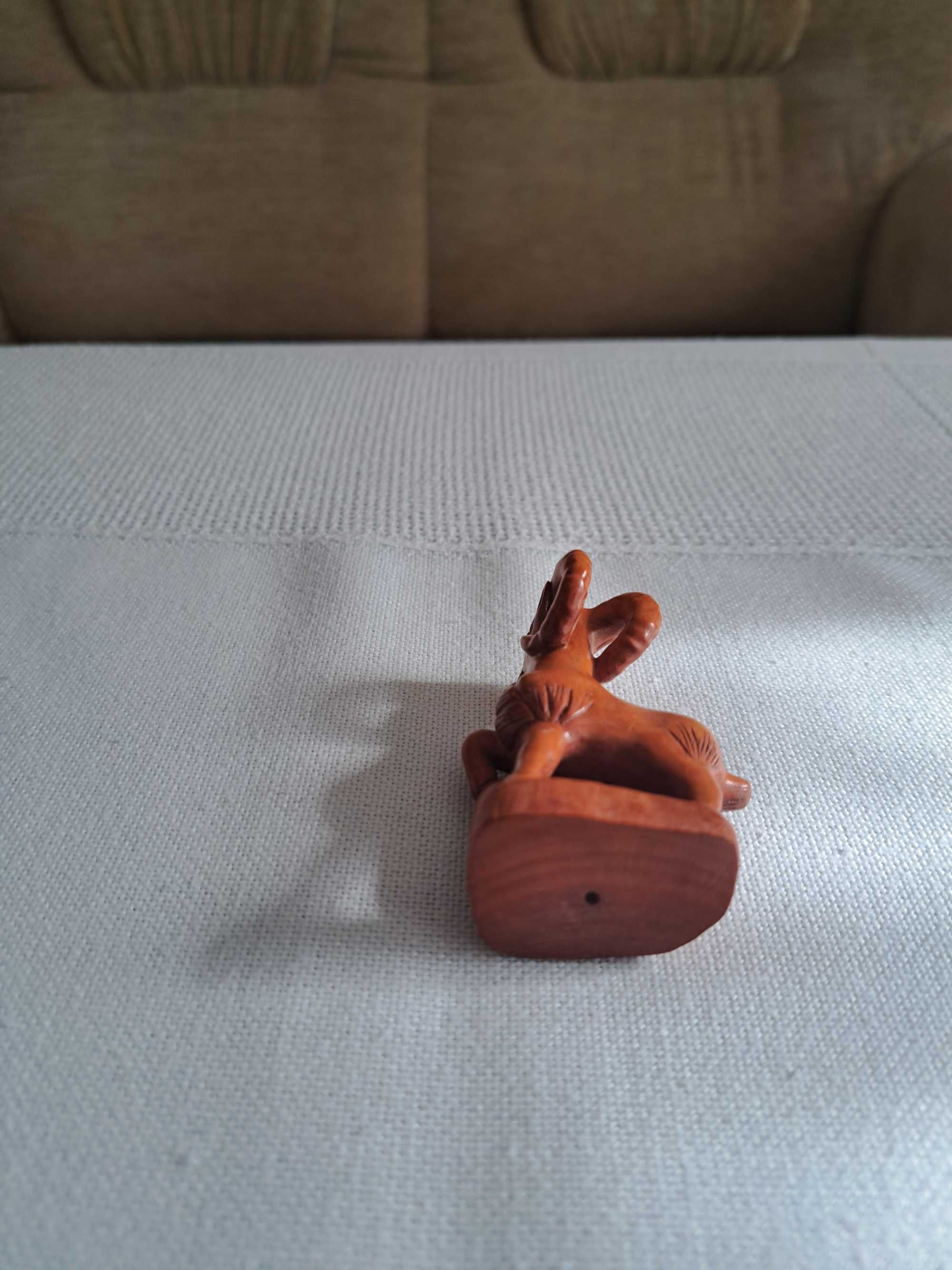 Netsuke,kozioł z drewna bukszpanowego z monetami.