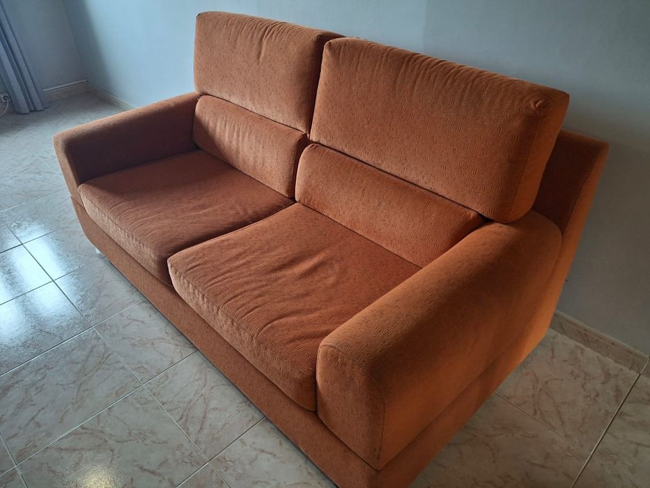 Sofá  de 2 lugares em bom estado /espaçoso