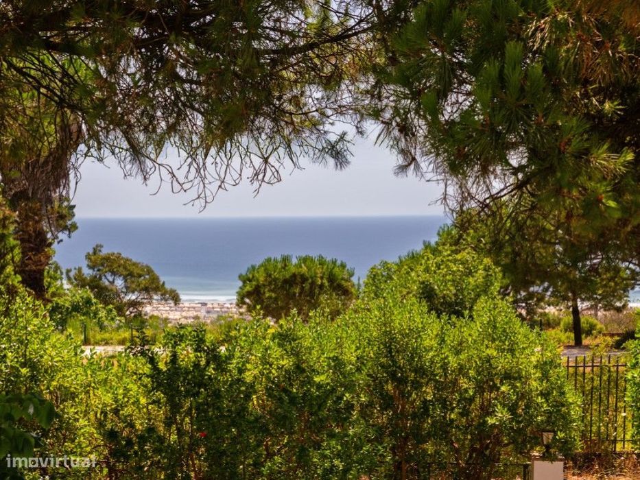 Casa na Falésia da Caparica com jardim ao lado das praias