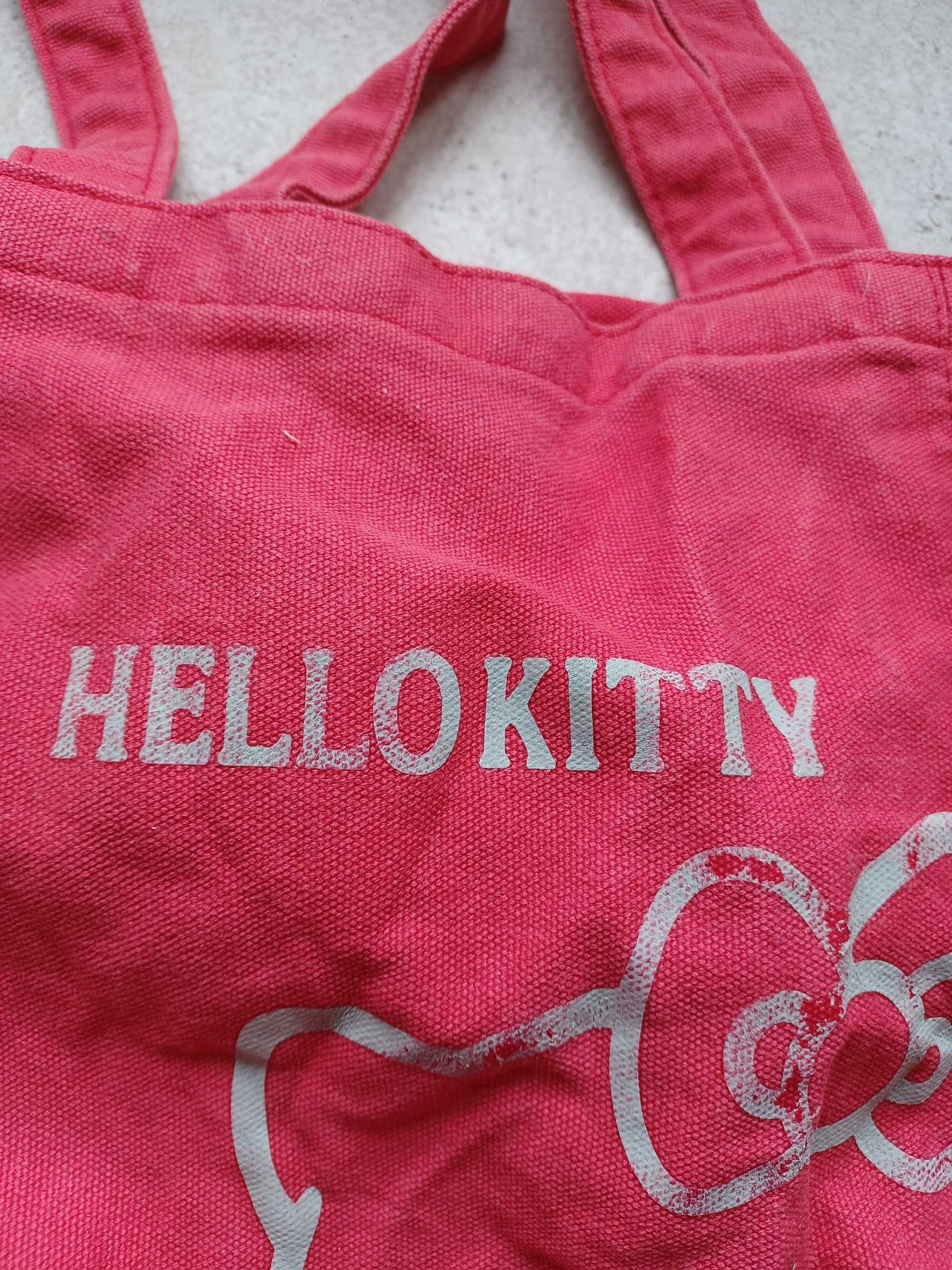 Saco vermelho com logotipo da Hello Kitty