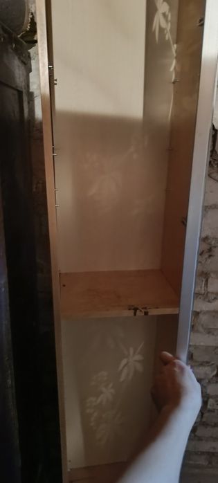 Szafka półka z przeszklonymi drzwiami witryna mebel