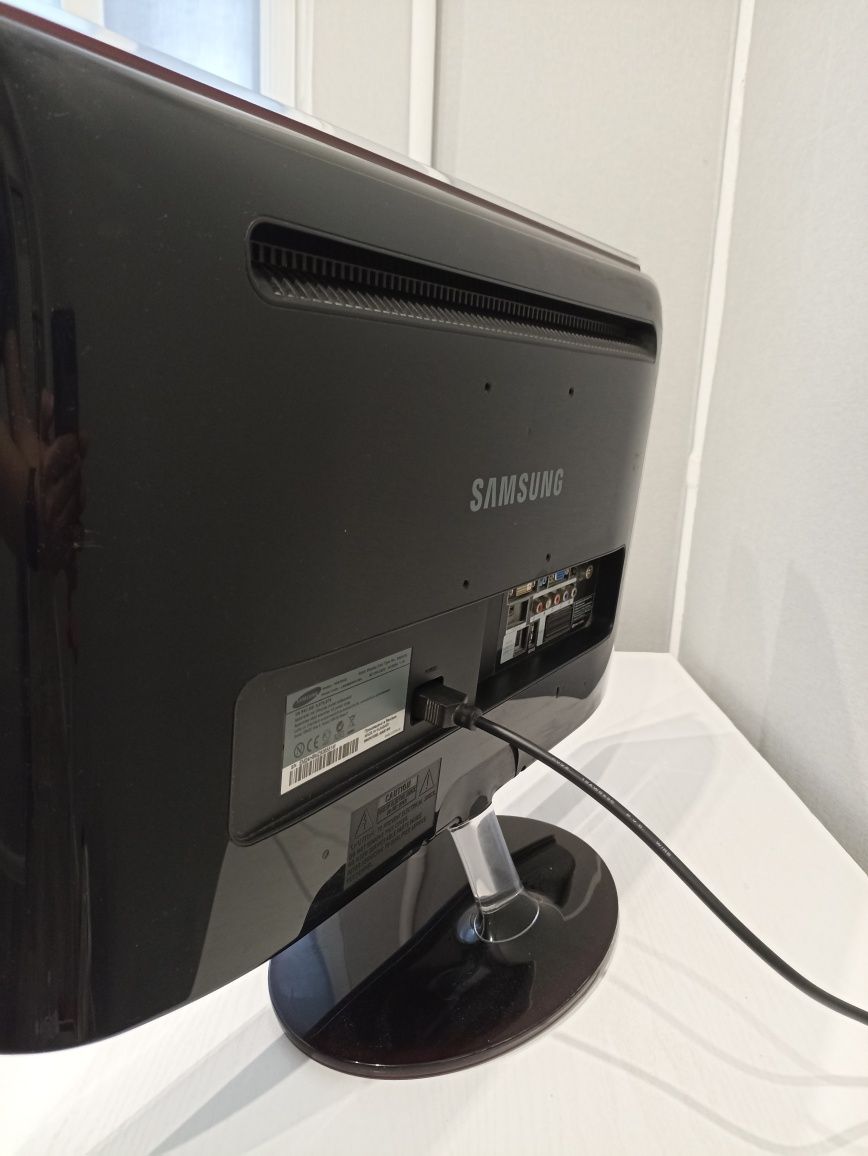 Телевизор 24'' дюймов FullHD Samsung HDMI, VGA, DVI и др. входы