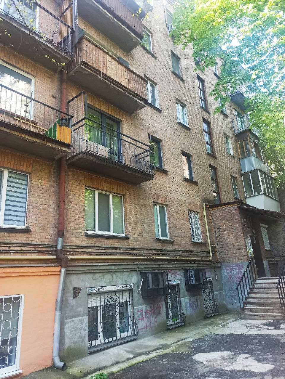 Продається 2к квартира в  центрі Гоголівська 9б Шевченківський район.