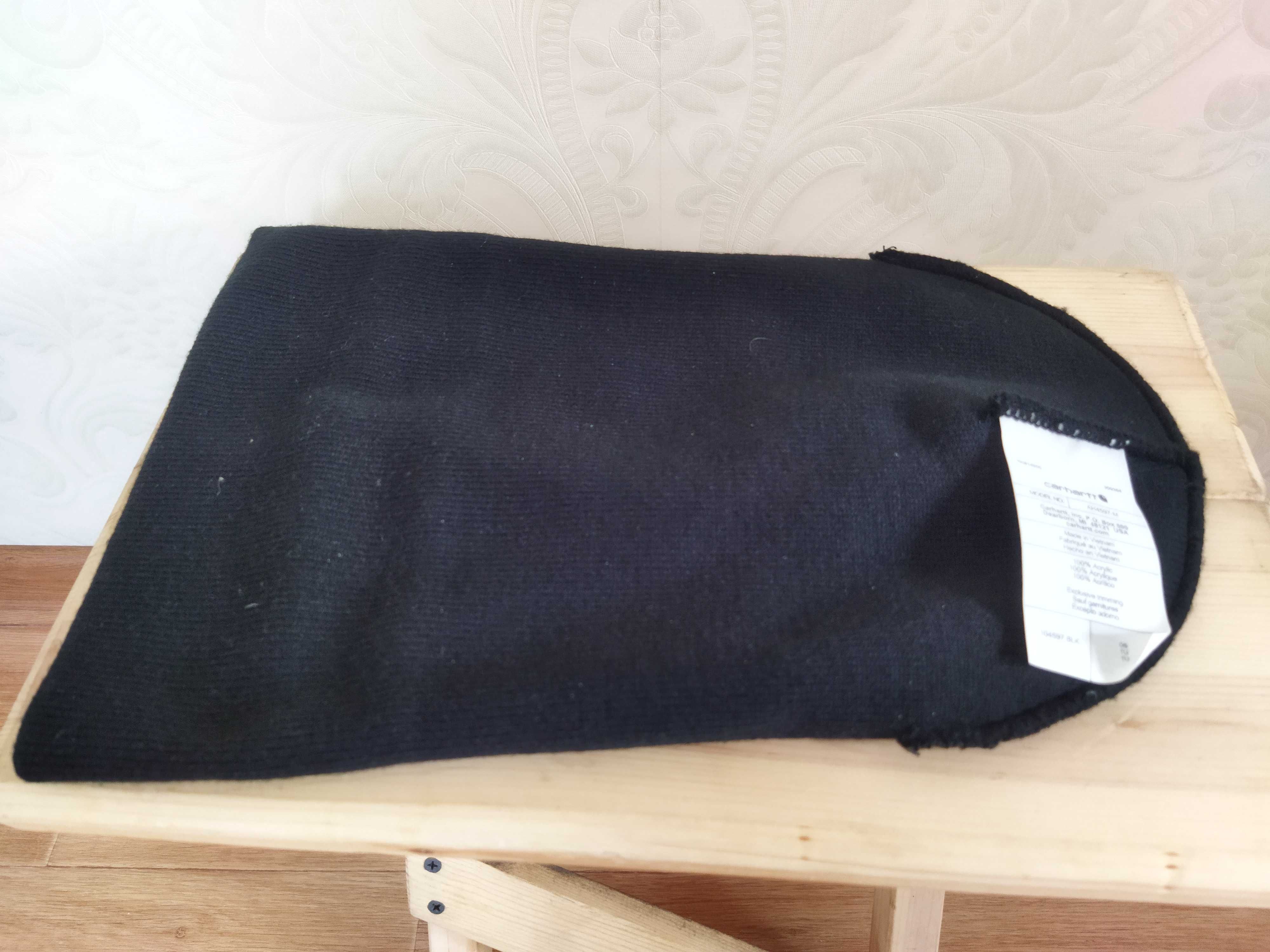 Акрилова шапка Carhartt чорного кольору