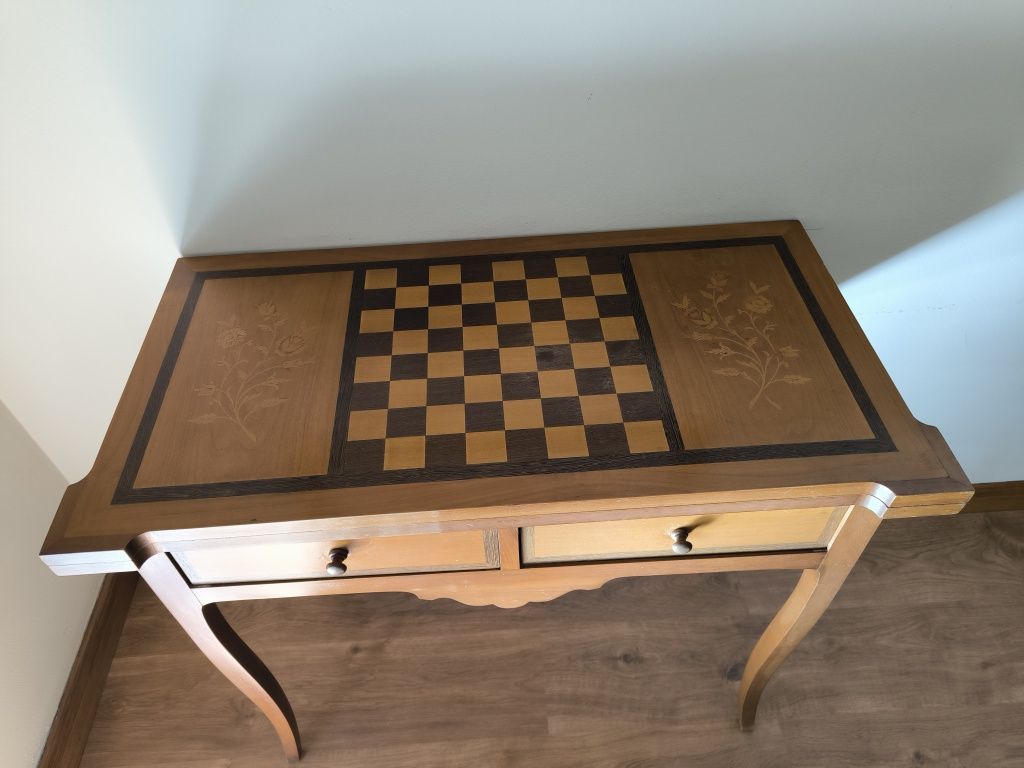 Mesa de jogos c/ embutidos na madeira com 2 gavetas