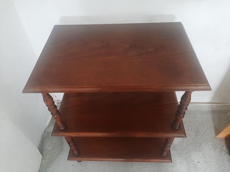 Móvel em madeira com. 2 prateleiras.