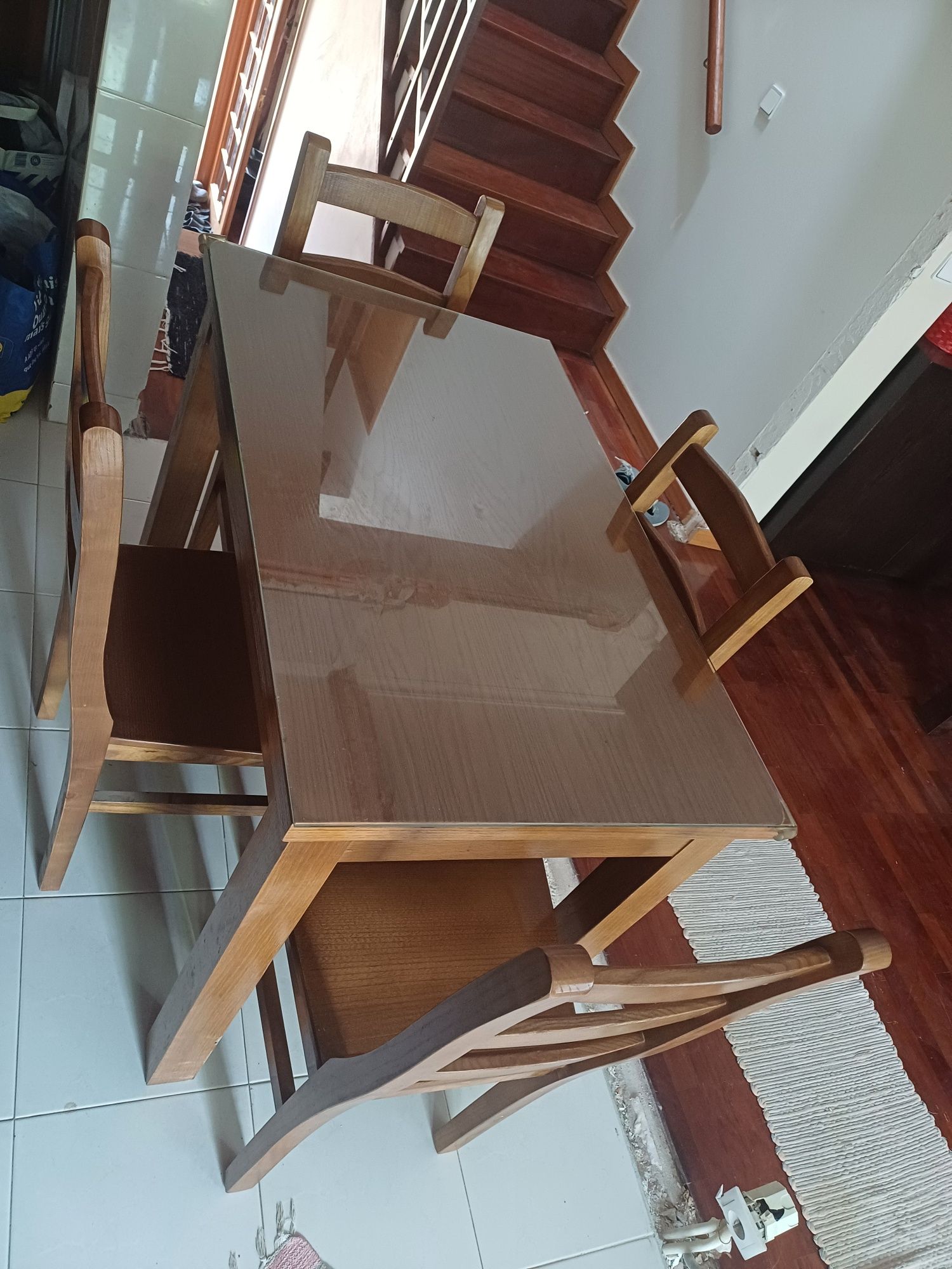 Mesa e 4 cadeiras em madeira