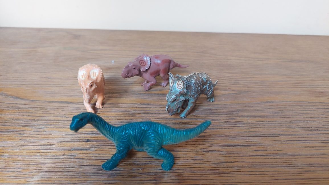 Cztery małe dinozaury