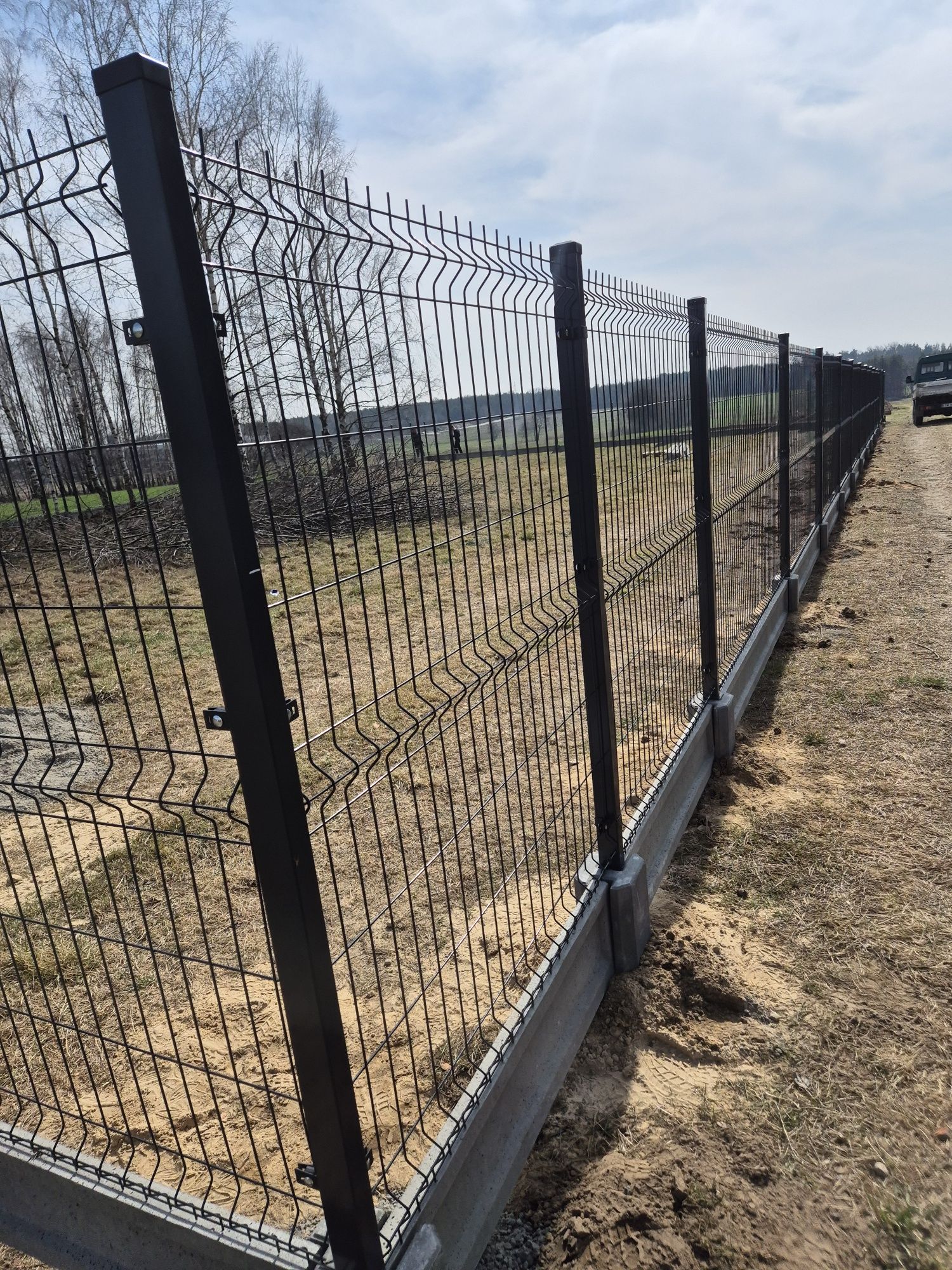 Montaż ogrodzeń panelowych