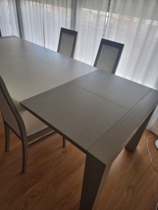 Mesa de jantar extensível com 4 cadeiras