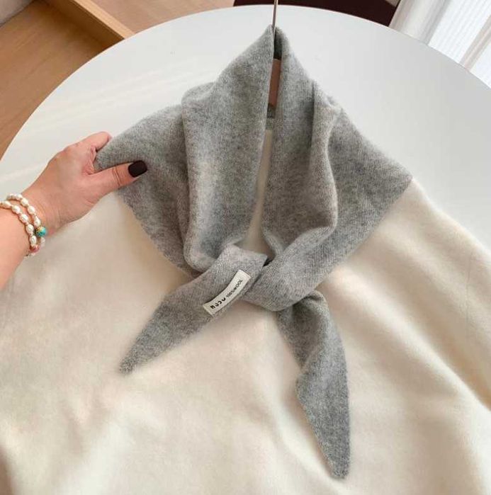 Wełniana jasno szary trójkątna chusta szal na szyję na glówę 100% wool
