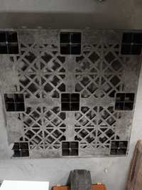 Palety plastikowe 130 x 130 - oddam za darmo