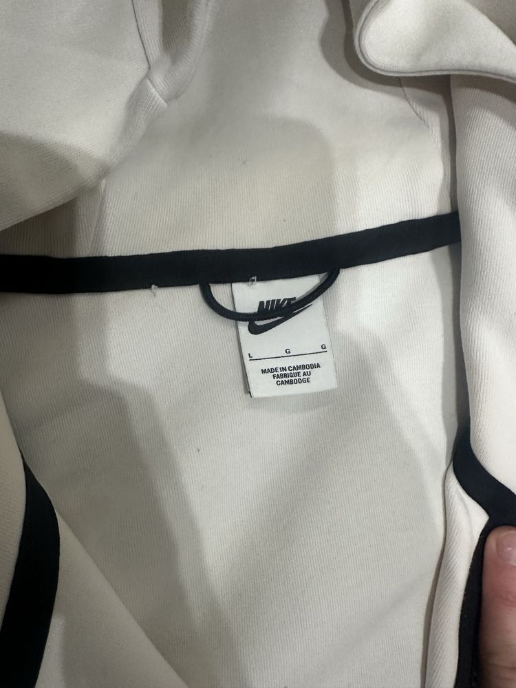 Cream nike tech fleece