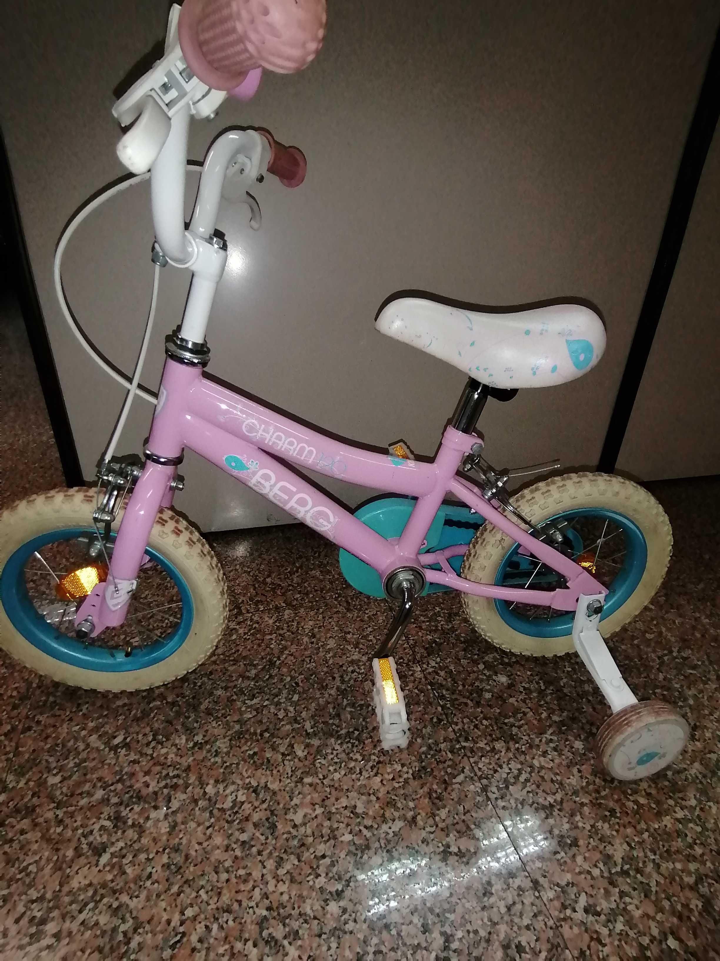 Bicicleta de criança com rodas de apoio