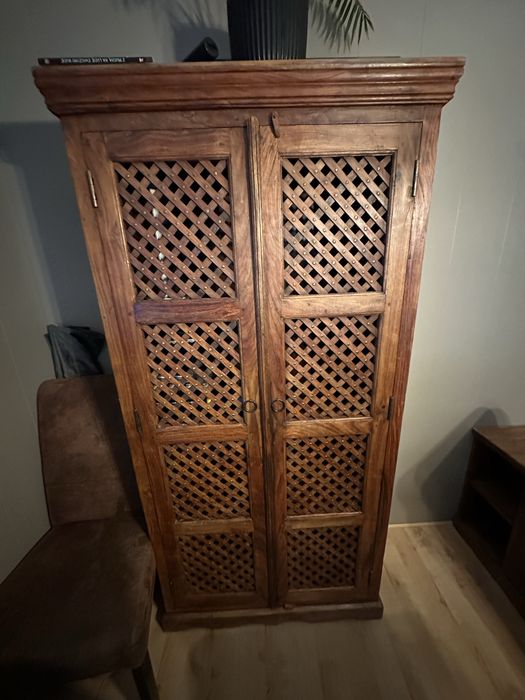 Masywne meble z litego drewna akacji – piękny komplet