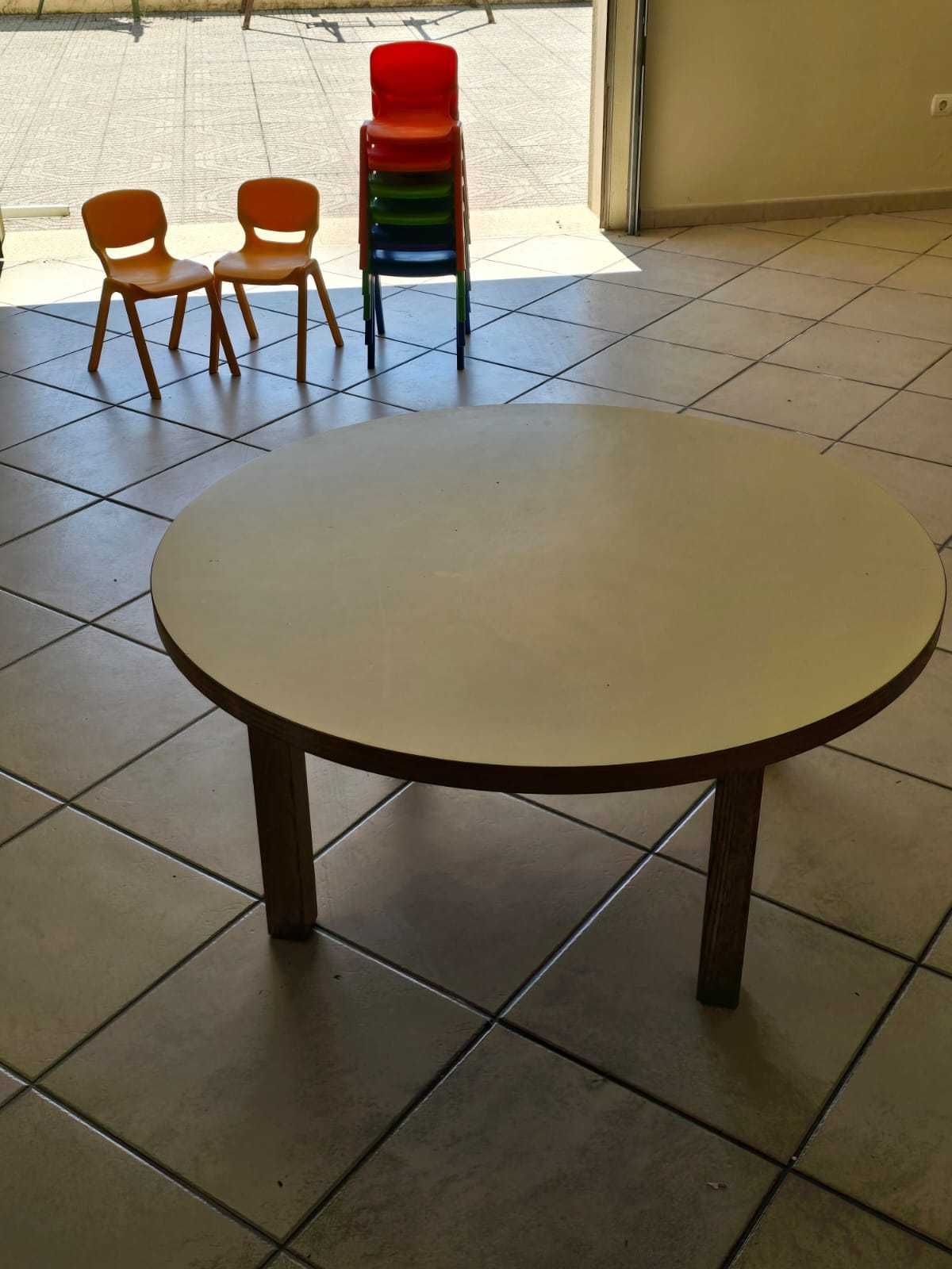 Mesas e cadeiras para criança