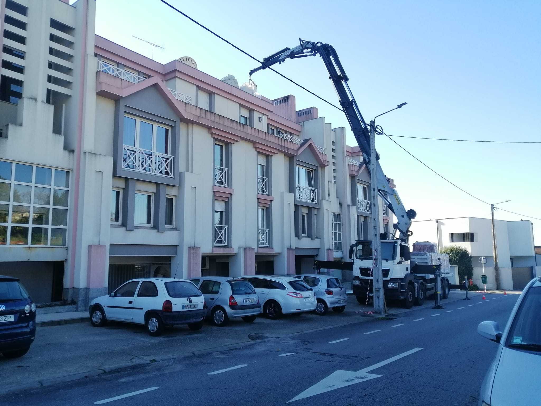 Serviços Aluguer camião grua elevação até 36ml e porta contentor 20"