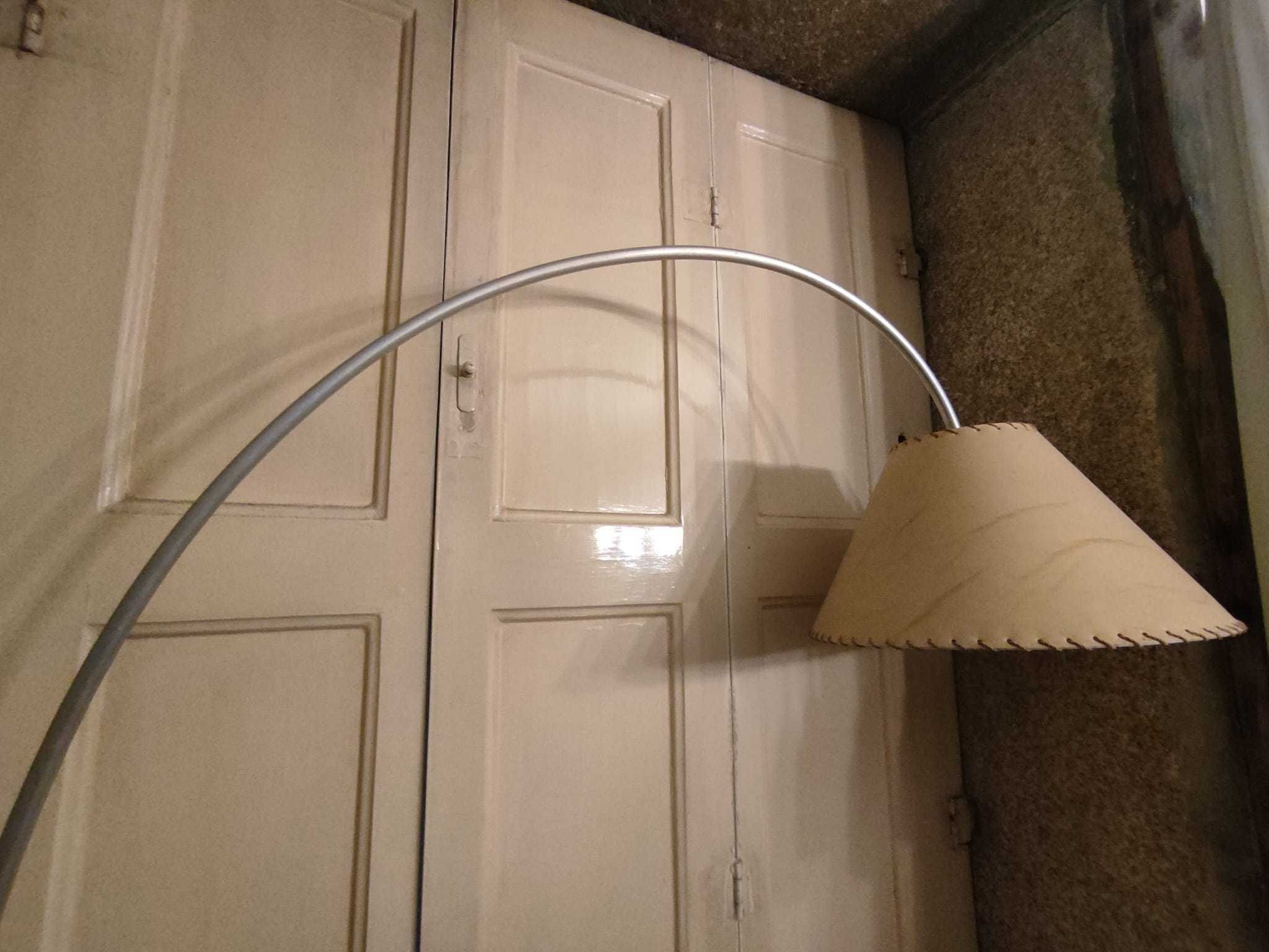 Candeeiro de pé de arco