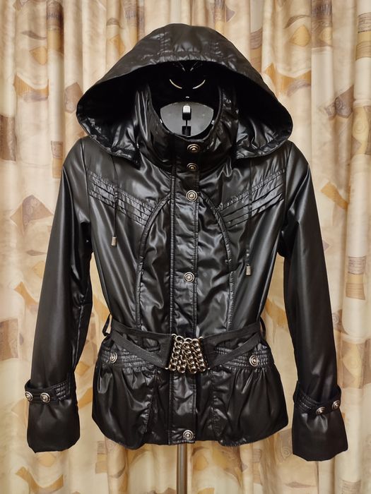 Продам чорну жіночу, стильну, молодіжну куртку р.36