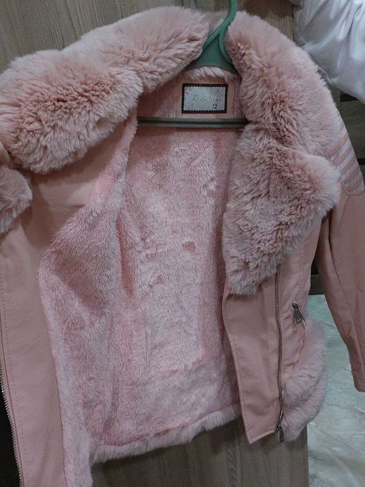 Продам кожаную курточку на девочку. Новая.