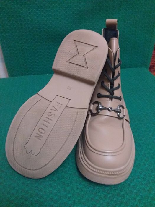 Світло-бежеві ботінки.