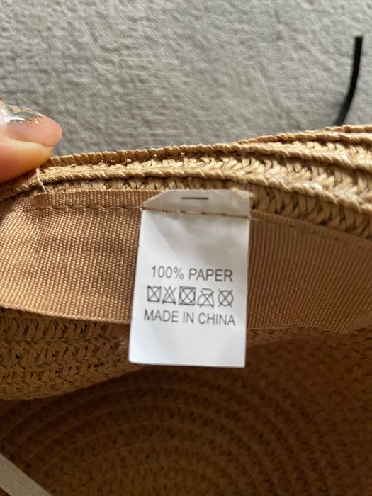 Pleciony kapelusz na plażę z szerokim rondem