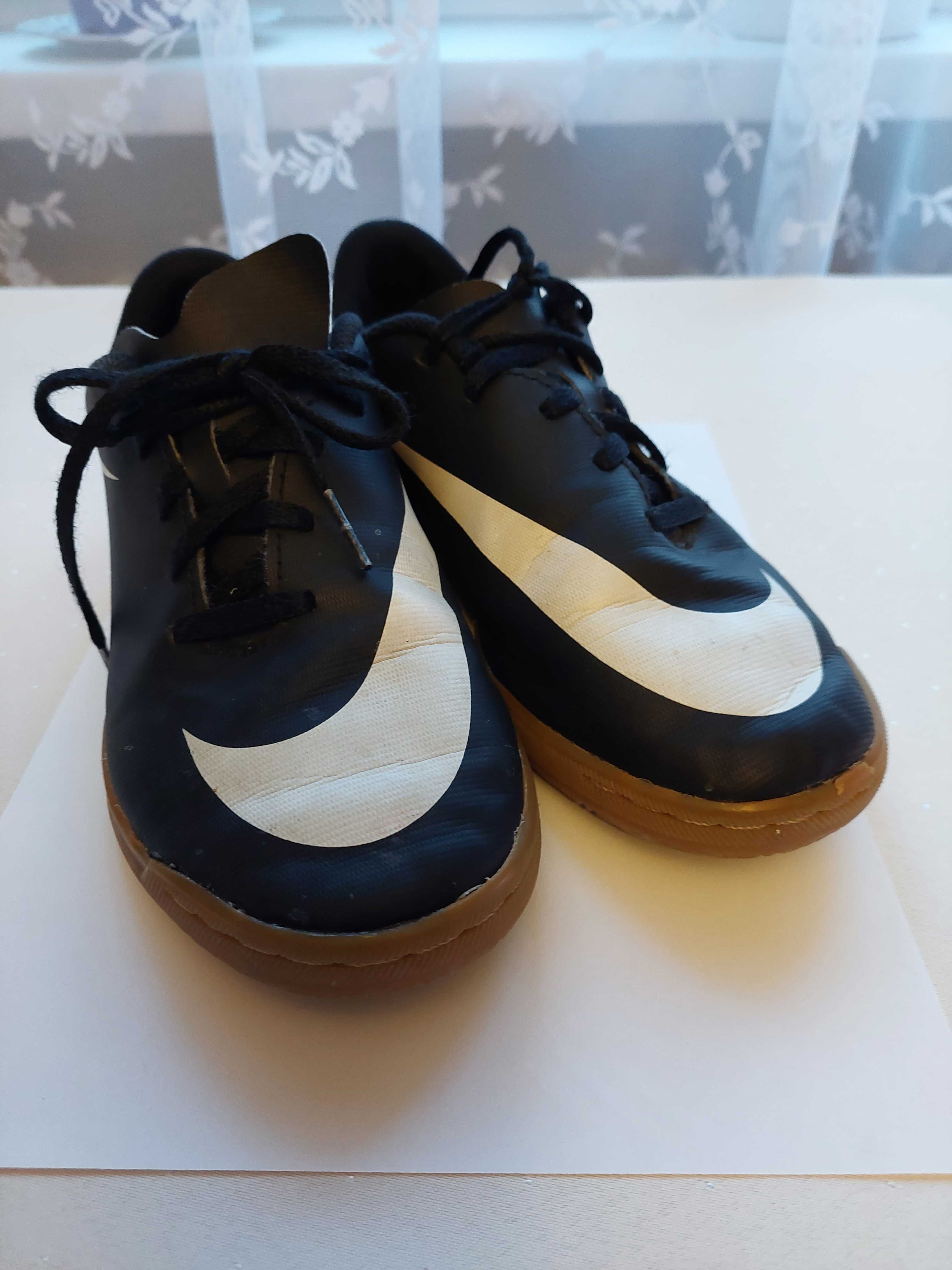 Buty piłkarskie, halówki Nike Bravata II IC - rozmiar 36,5