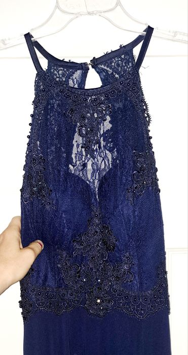 Długa sukienka z odkrytymi plecami