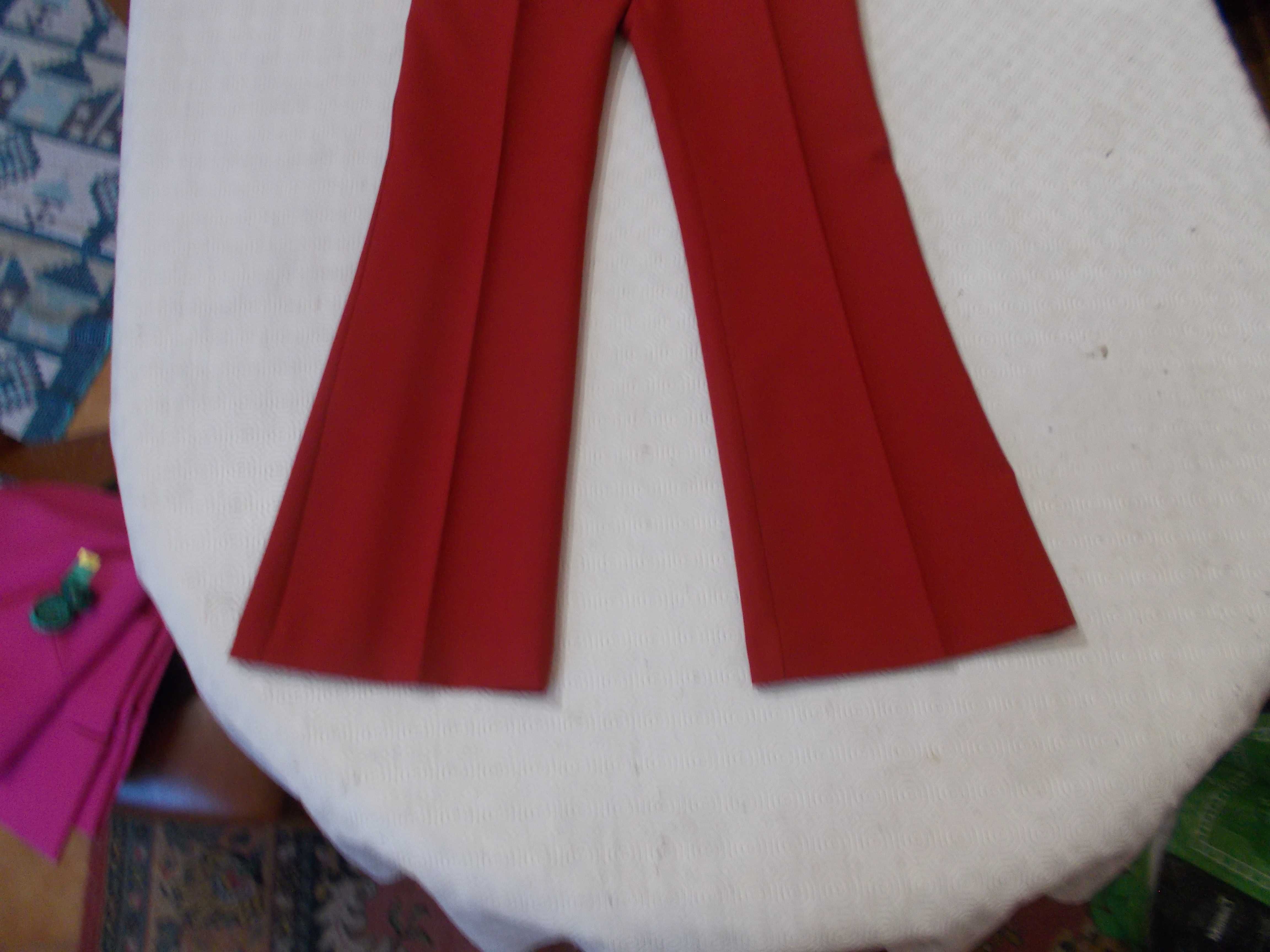 calças de cor vermelha