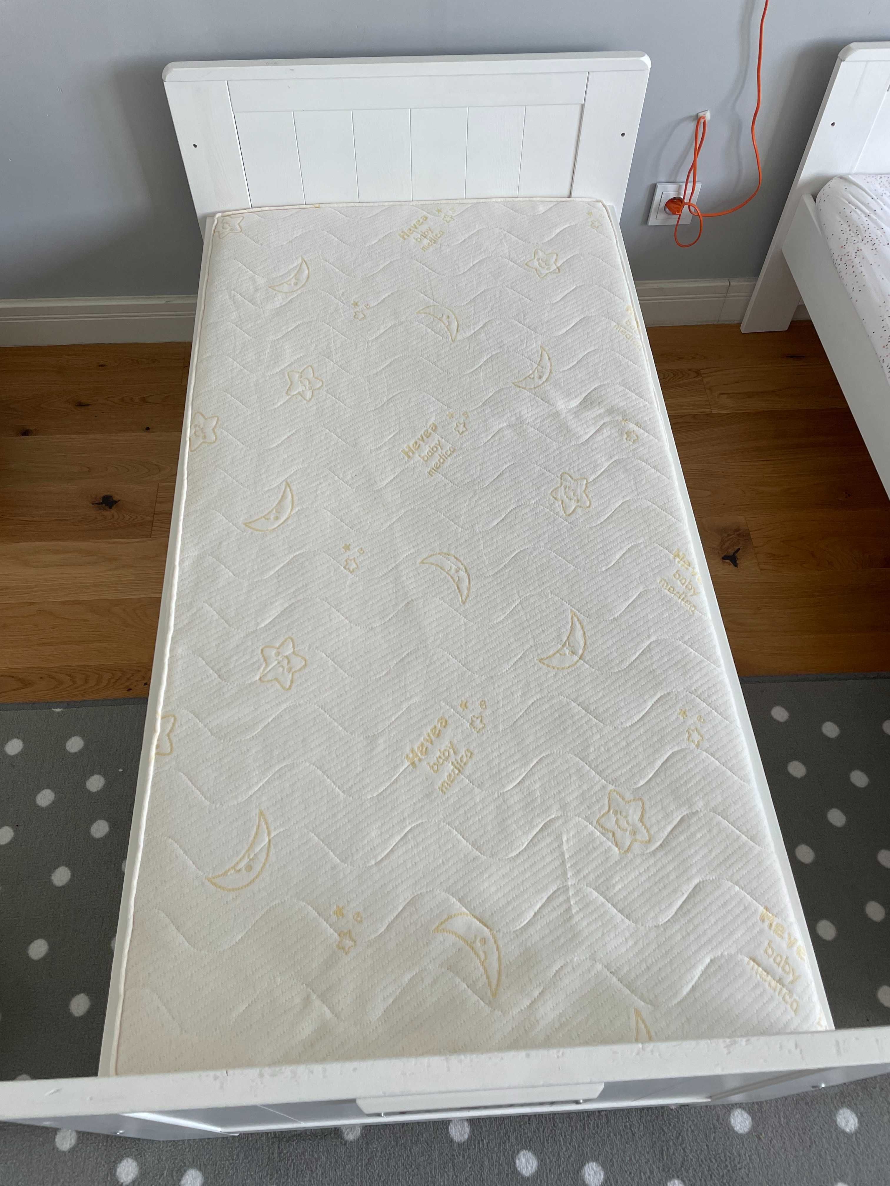 Białe łóżeczko dziecięce, 100% drewniane Pinio