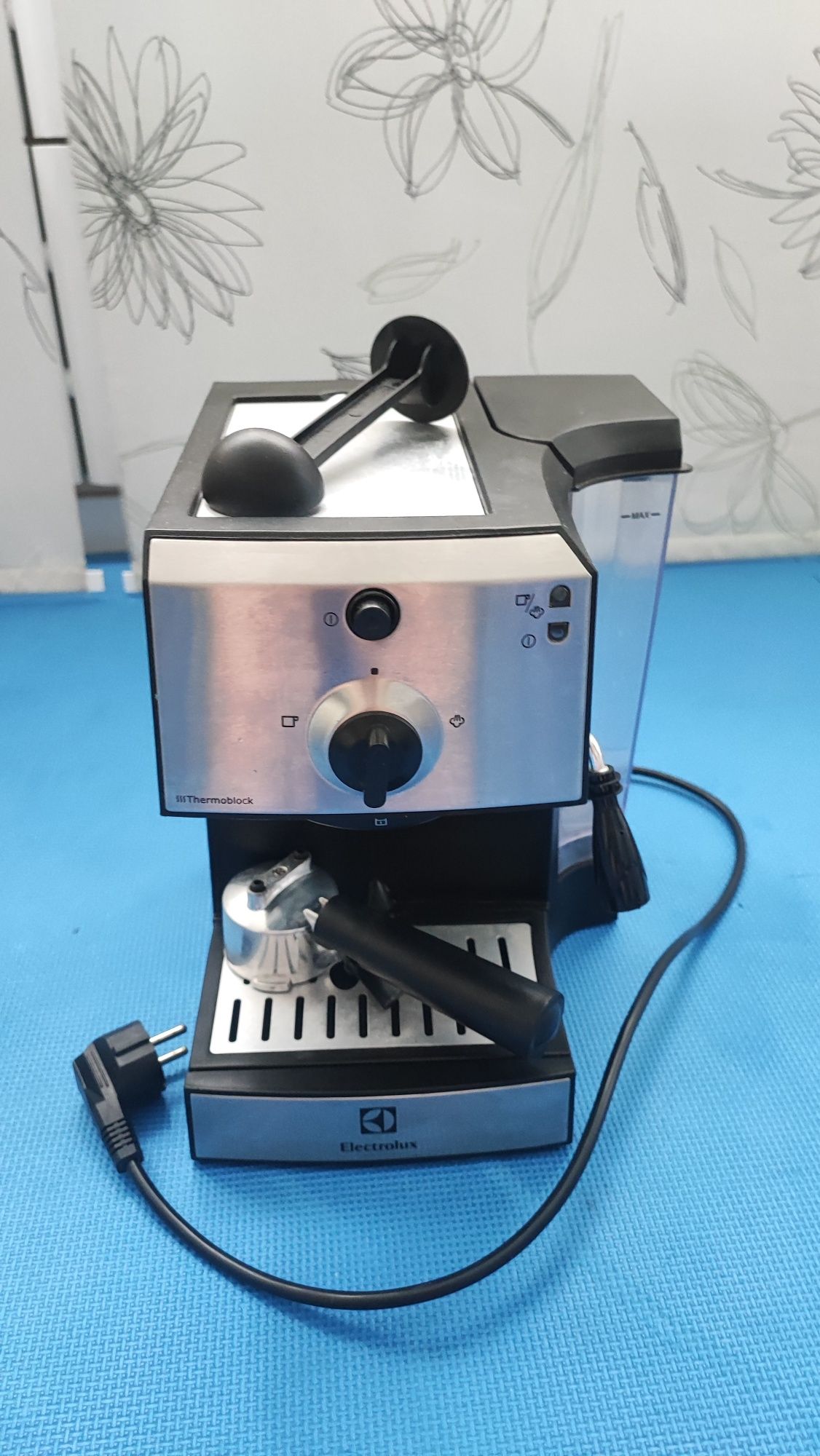 Кофемашина кавоварка Electrolux EEA111