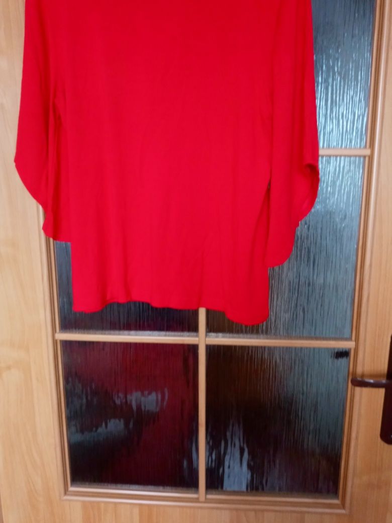 Bluzka z wiskozy koloru czerwieni z fajnie skrpjonym rekawem pokazanym