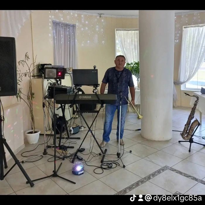 Жива музика на свято і діджей.