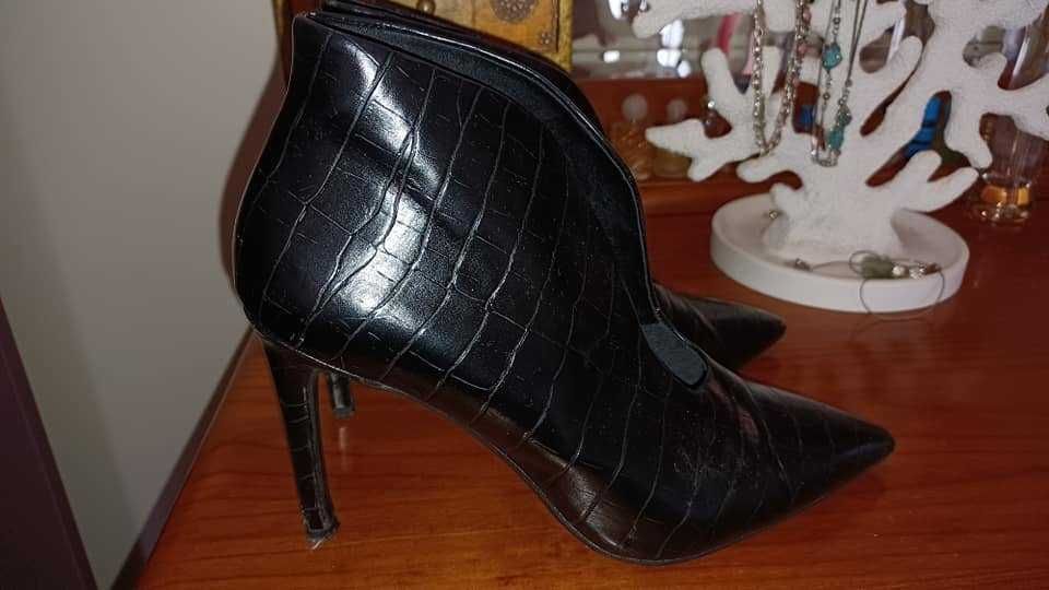 Sapatos pretos da Mango