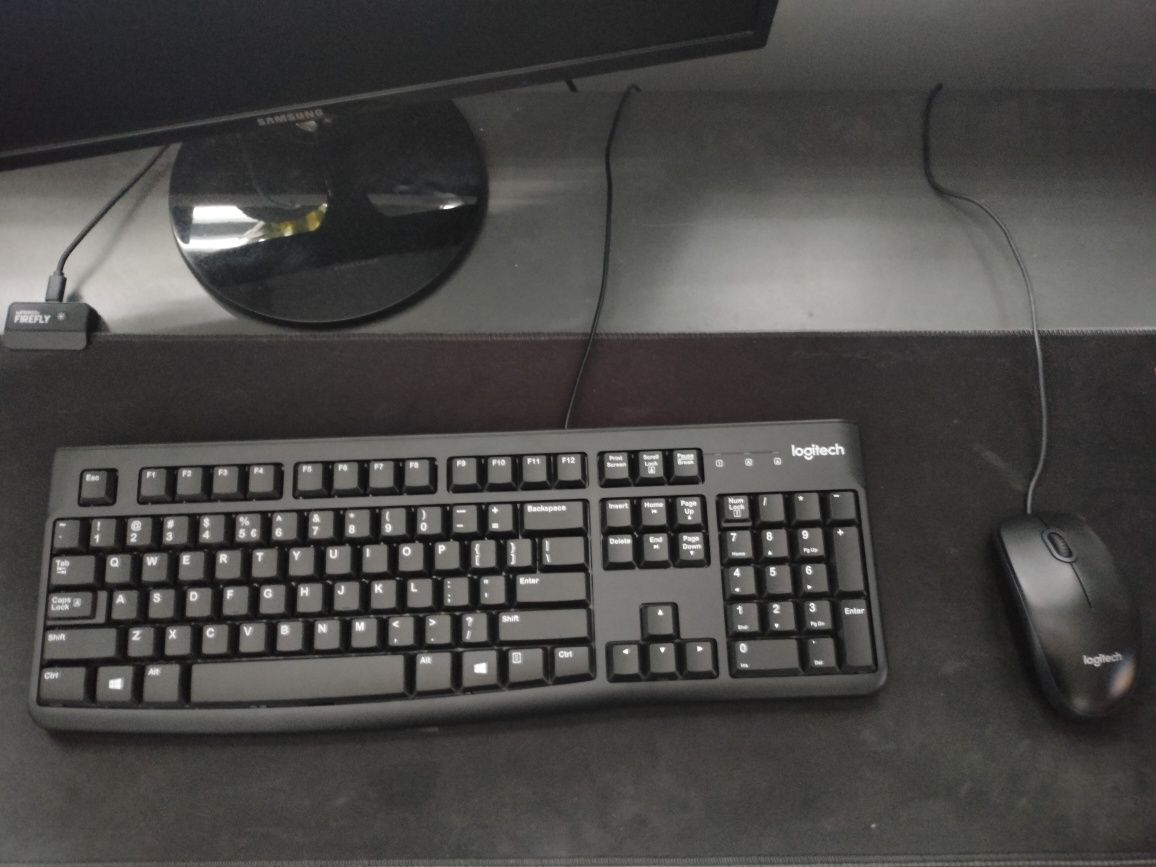 Zestaw komputerowy monitor,mysz,klawiatura,komputer