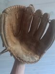 Бейсбольная перчатка wilson