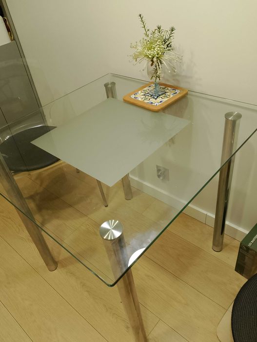 stół szklany z 2 krzesłami